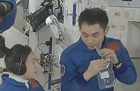 蚂蚁庄园11月11日答案：航天员在太空中通常怎么喝水